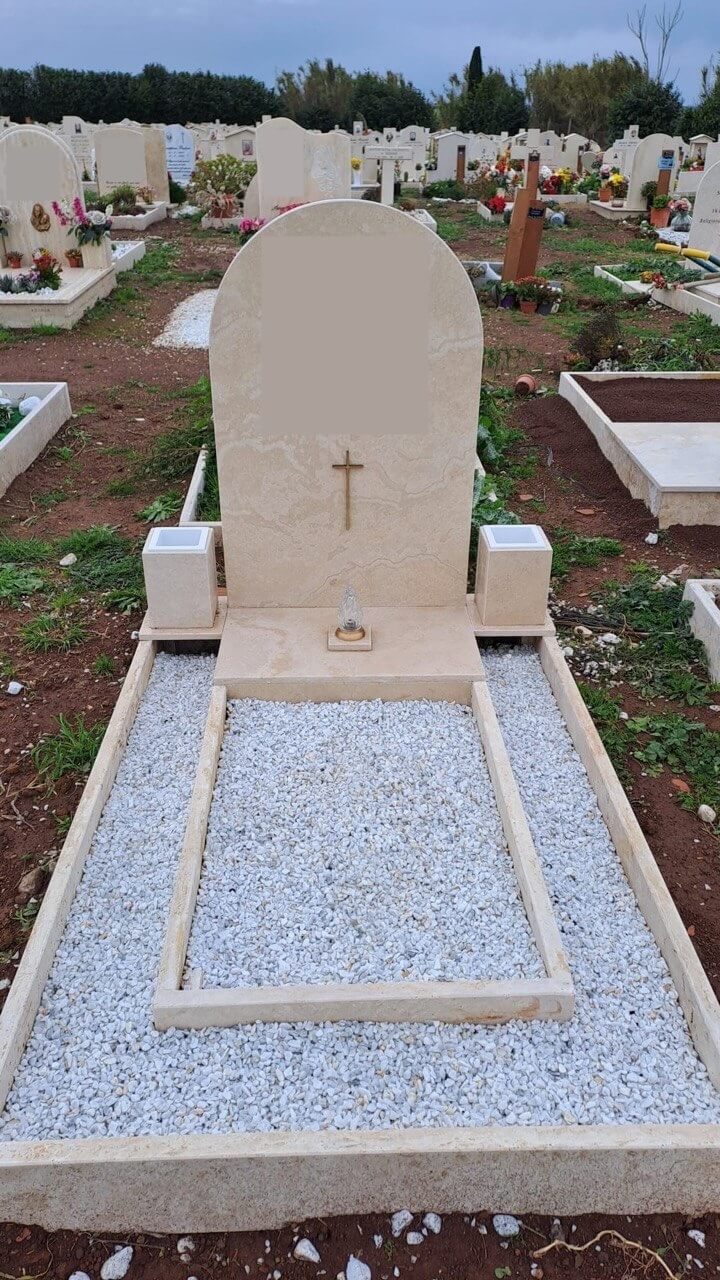 Monumentino in travertino